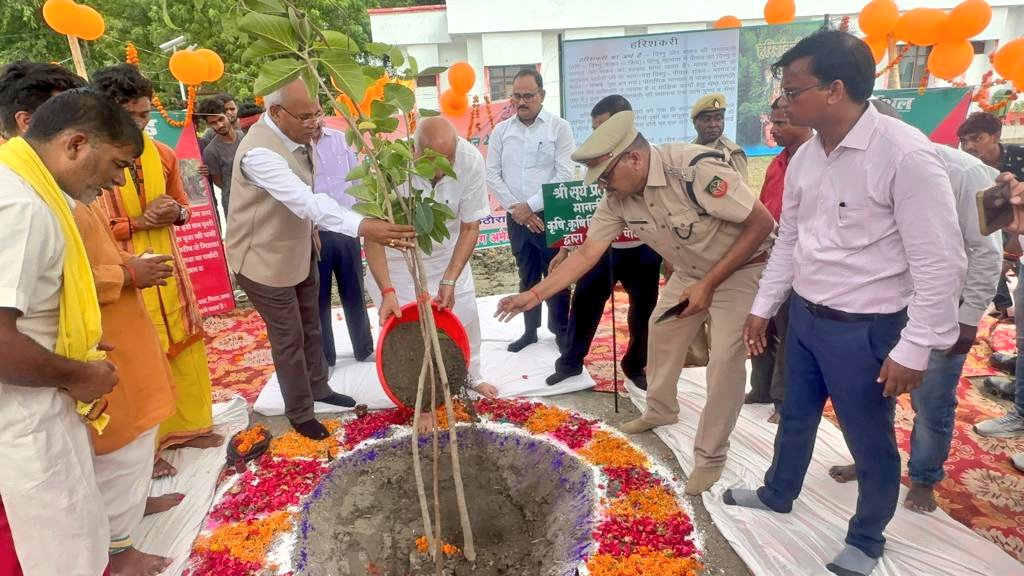 cdoamethi's tweet photo. आज दिनांक 22 जुलाई 2023 को मा. मंत्री कृषि, कृषि शिक्षा एवं कृषि अनुसंधान विभाग उ0प्र0, श्री सूर्य प्रताप शाही जी के साथ कृषि विज्ञान केंद्र कठौरा  में पौधरोपण कर वृहद वृक्षारोपण महाअभियान-2023 का शुभारंभ किया ��वं जन सामान्य से अधिक से अधिक पौधरोपण करने की अपील किया। https://t.co/AClDSBqxqV