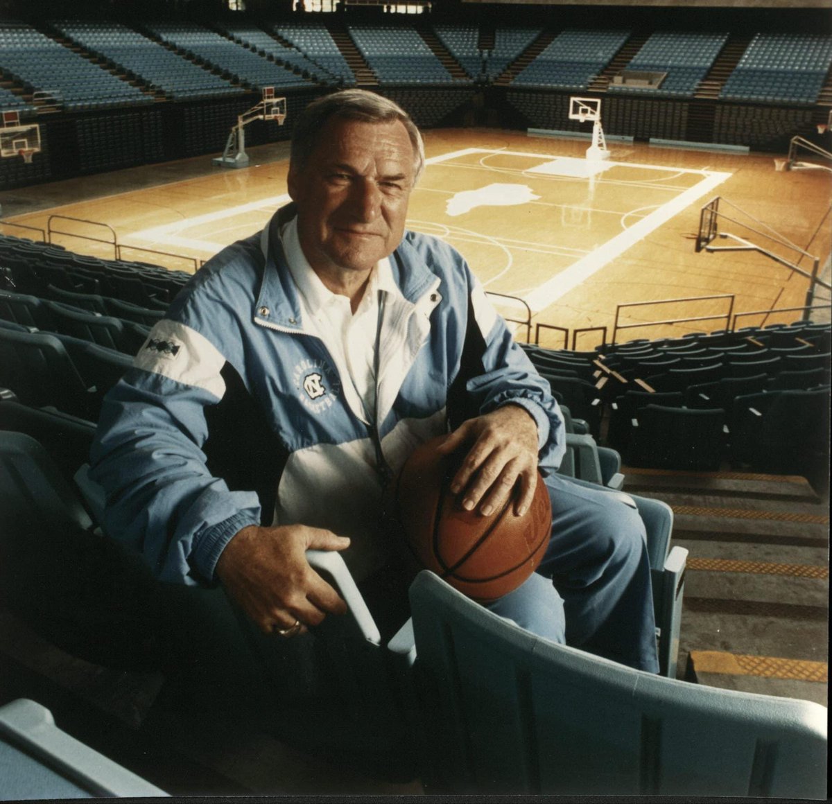 CoachBobStarkey's tweet photo. THIS!!!
“We have one rule here: We do what's best for the player out of season and what's best for the team in season."
-Dean Smith https://t.co/zB2EAVFtDC