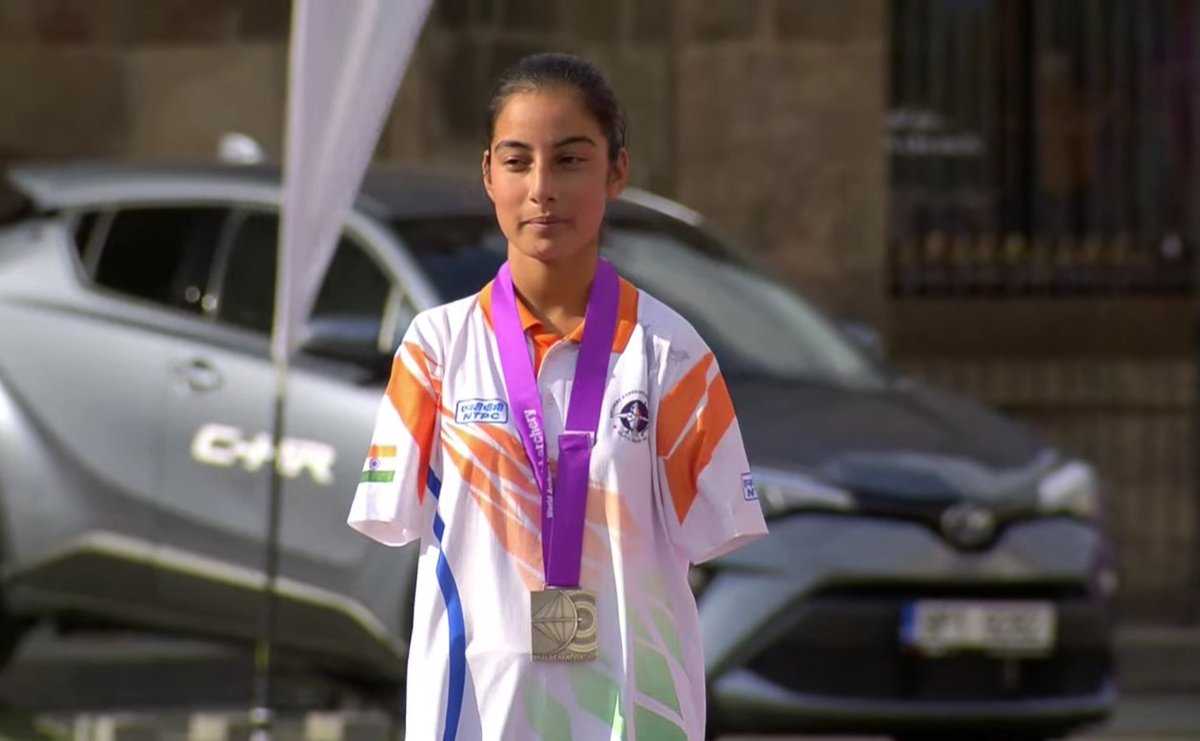 🏹 Sheetal Devi wins 🥈 in Women's Compound Open after a close match (138-140) against Turkey's Oznur Cure. 

An inspiring achievement as the first 'armless' archer to reach World Archery Para Championships final! 🇮🇳🎯