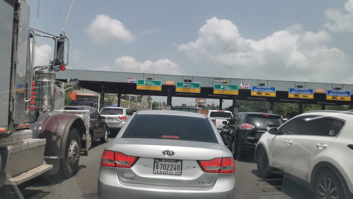 megamonchy's tweet image. Excelente el paso lento en la autopista Duarte @RD_VIAL
De aquí a la 1pm a lo mejor paso