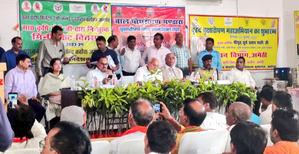 cdoamethi's tweet photo. तदोपरान्त मौके पर उपस्थित किसानों को श्री अन्न (मिलट्स) का बीज एवं छात्र-छात्राओं को पौधों का वितरण किया तथा वृक्षारोपण अभियान को लेकर छात्र-छात्राओं द्वारा निकाली गई जन जागरूकता रैली को हरी झंडी दिखाकर रवाना किया। https://t.co/RpwWvWzV42