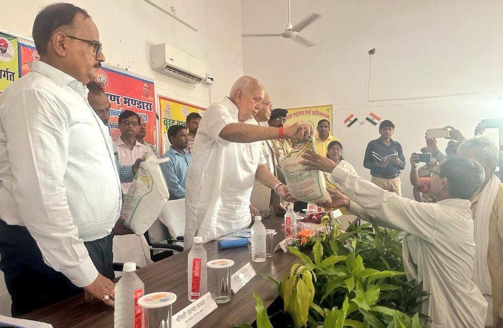 cdoamethi's tweet photo. तदोपरान्त मौके पर उपस्थित किसानों को श्री अन्न (मिलट्स) का बीज एवं छात्र-छात्राओं को पौधों का वितरण किया तथा वृक्षारोपण अभियान को लेकर छात्र-छात्राओं द्वारा निकाली गई जन जागरूकता रैली को हरी झंडी दिखाकर रवाना किया। https://t.co/RpwWvWzV42