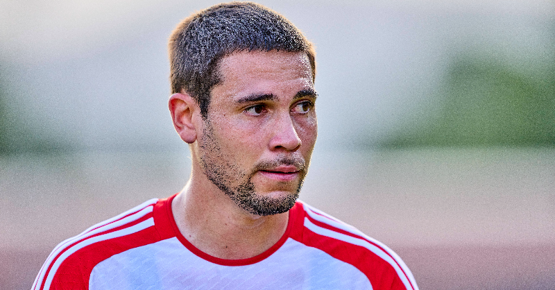 FCBayern's tweet photo. ℹ️ Der FC Bayern muss in nächster Zeit auf Neuzugang Raphaël Guerreiro verzichten. Der 29-jährige Portugiese zog sich im Training am Samstagvormittag einen Muskelbündelriss in der rechten Wade zu.