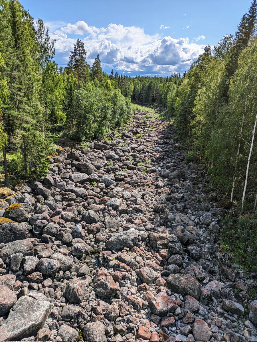 Gimån, en av Jämtlands pärlor ser ut så här i Medelpad. 6 km torrfåra med nolltappning.
Kom igen <a href="/Vattenfall_Se/">Vattenfall Sverige</a>, bjuppa på ett par kubik/s. Det skulle göra stor skillnad.