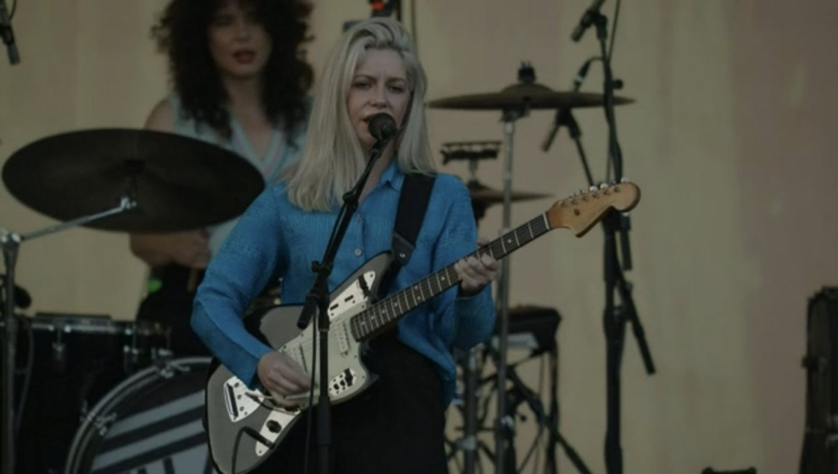 Alvvays、登場曲でエンヤ流れて泣きそうになってしまった。小学生の頃にエンヤ聴きまくって救われた時期があったので… #p4kfest