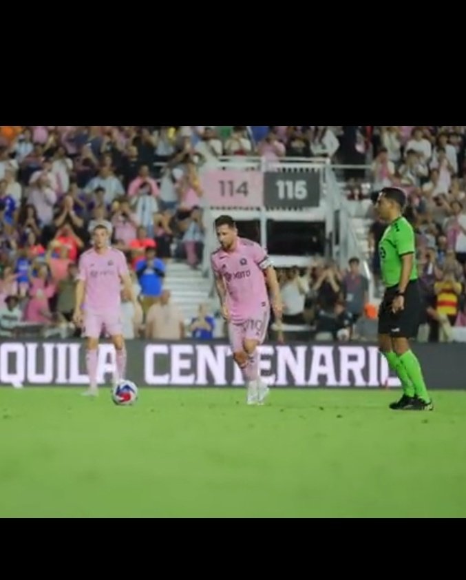 leofrega's tweet photo. Todos hablan de #Messi de ese #Messidebut en ese tiro libre, pero nadie dice de la terrible falta 🫣🫢 que originó ese tiro.
#GraciasReferee #Arbitro https://t.co/RDE2d2pZQT