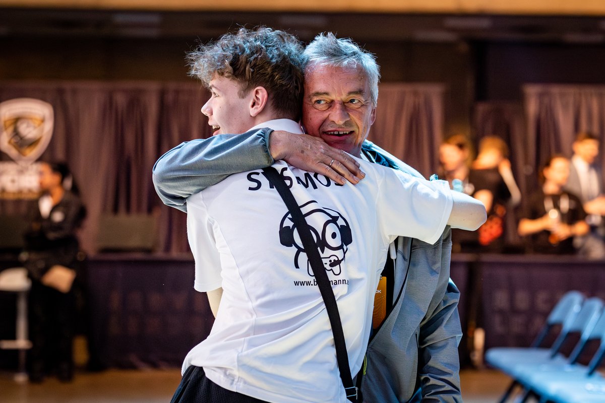 schöner shot mit <a href="/18auf12/">stefan herde</a> nachdem die <a href="/HamburgerHaie/">Hamburger Haie</a> in Amerika Top 8 secured haben 🫶