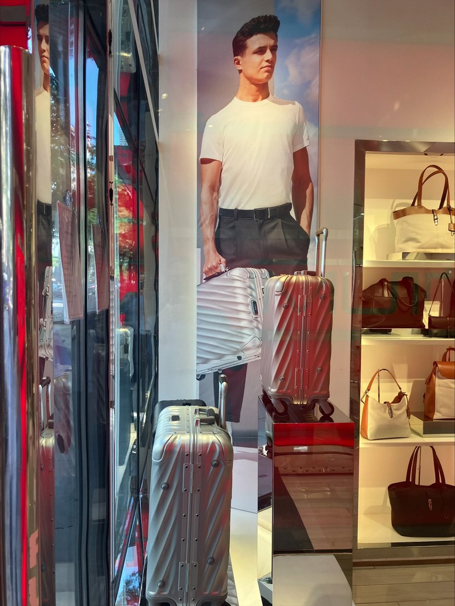 emilys_pack's tweet photo. So fun to see Norris in Chicago! Thanks #Tumichicago. #f1 #chicagolovesf1 @LandoNorris #tumi @tumitravel @McLarenF1 https://t.co/gjxlblUUiJ