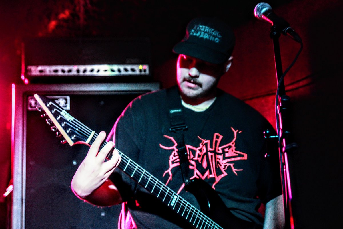 SHÜTTERFØXXi tweet media