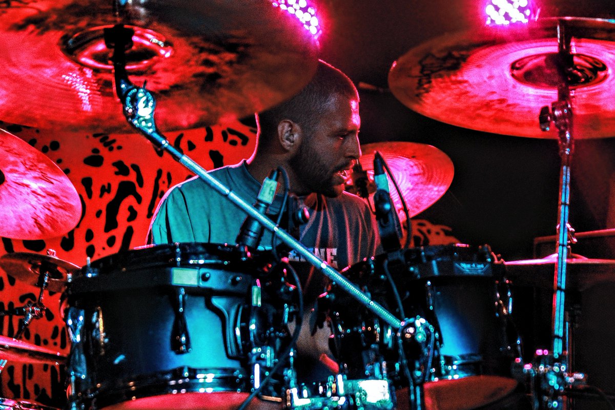 SHÜTTERFØXXi tweet media