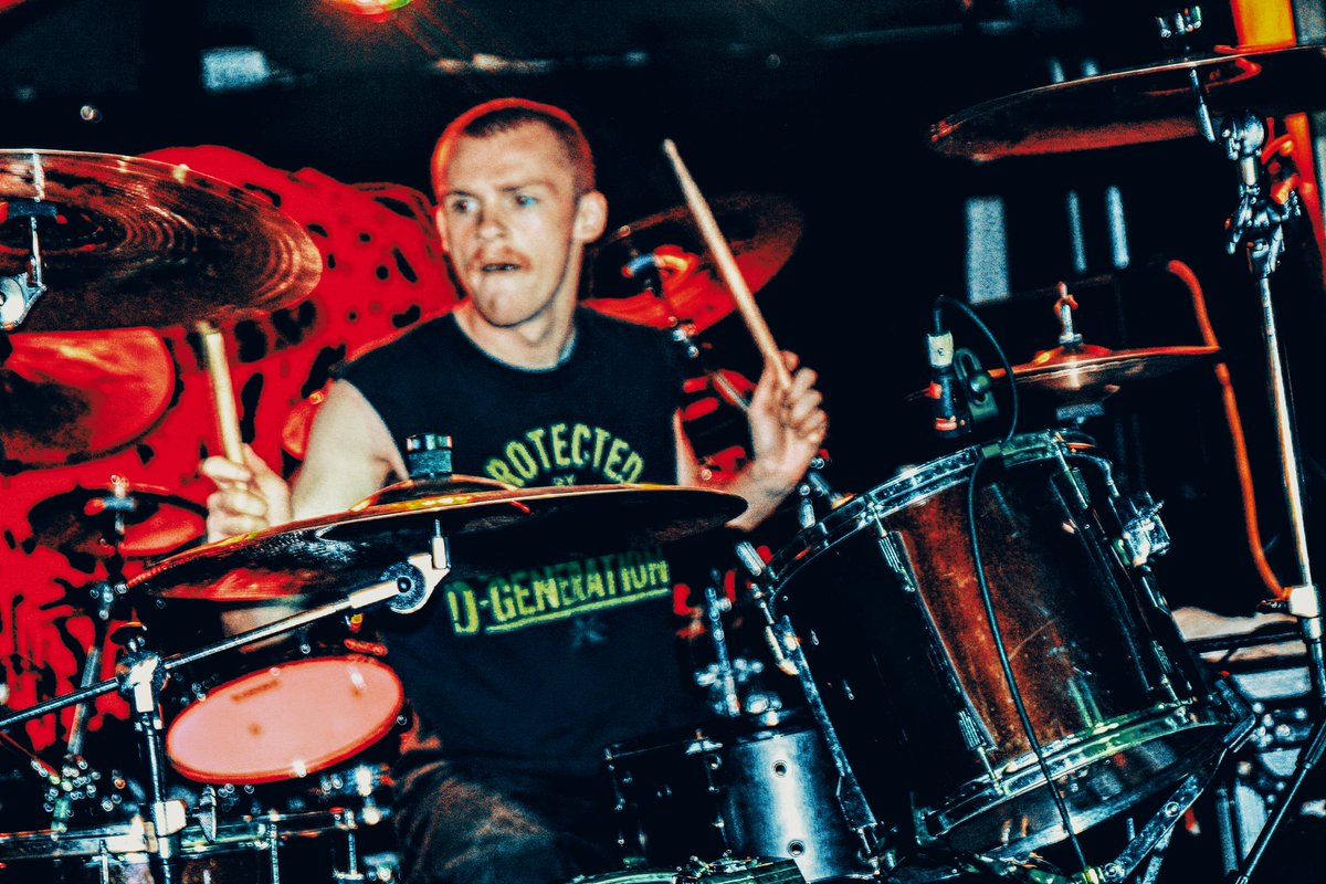 SHÜTTERFØXXi tweet media