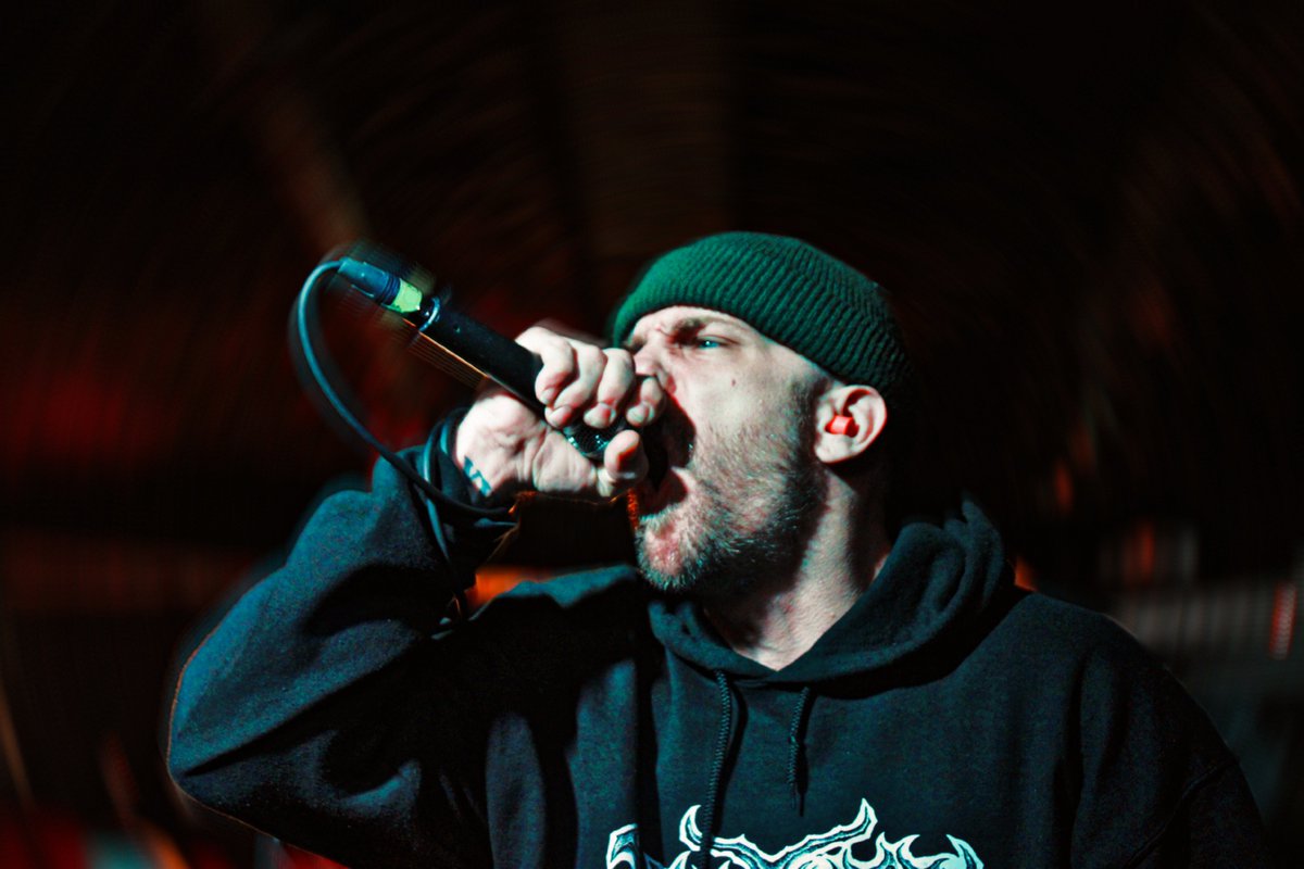 SHÜTTERFØXXi tweet media