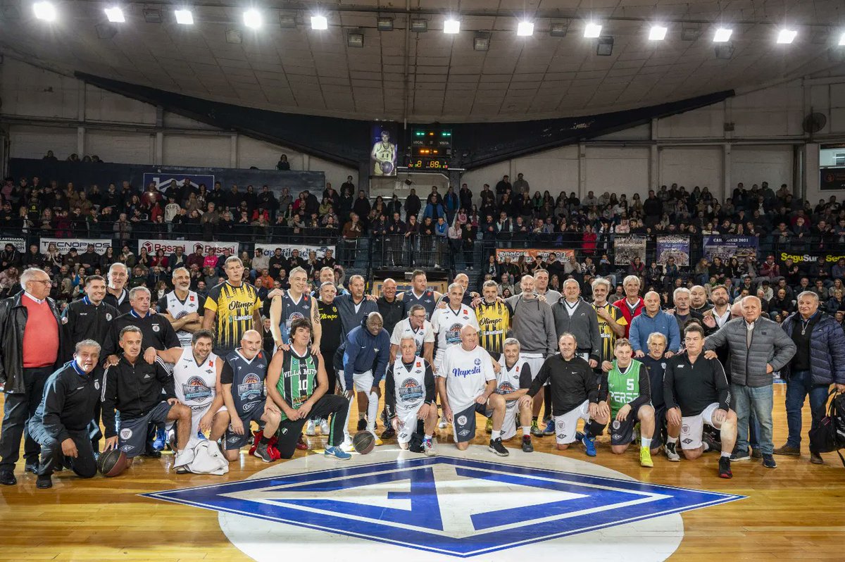 Ayer disfrutamos de una fiesta bien bahiense, repleta de glorias 🤩

Tuvimos el placer de estar en presencia de jugadores que marcaron una época clave en el básquet de nuestra ciudad.