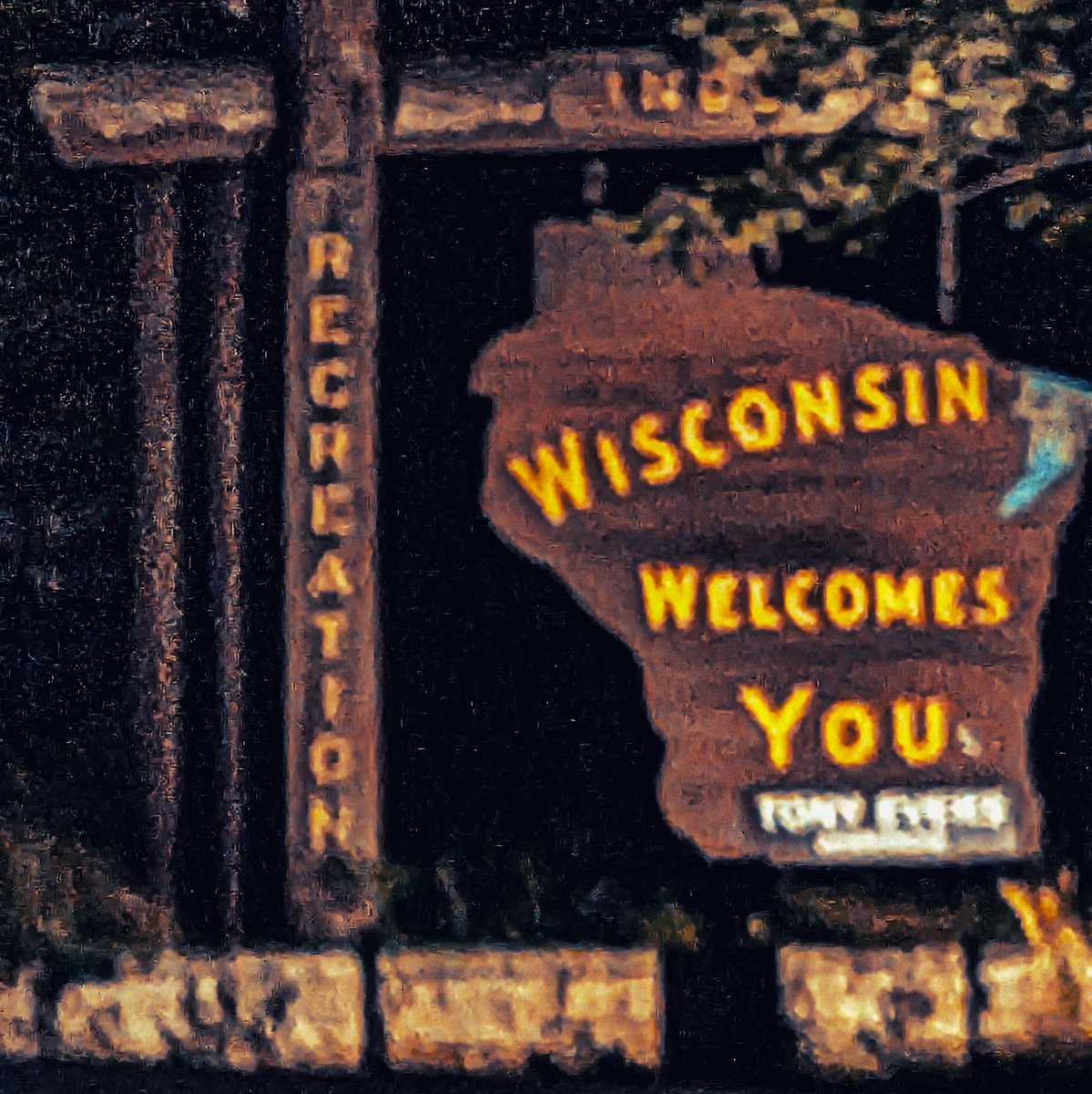 SHÜTTERFØXXi tweet media