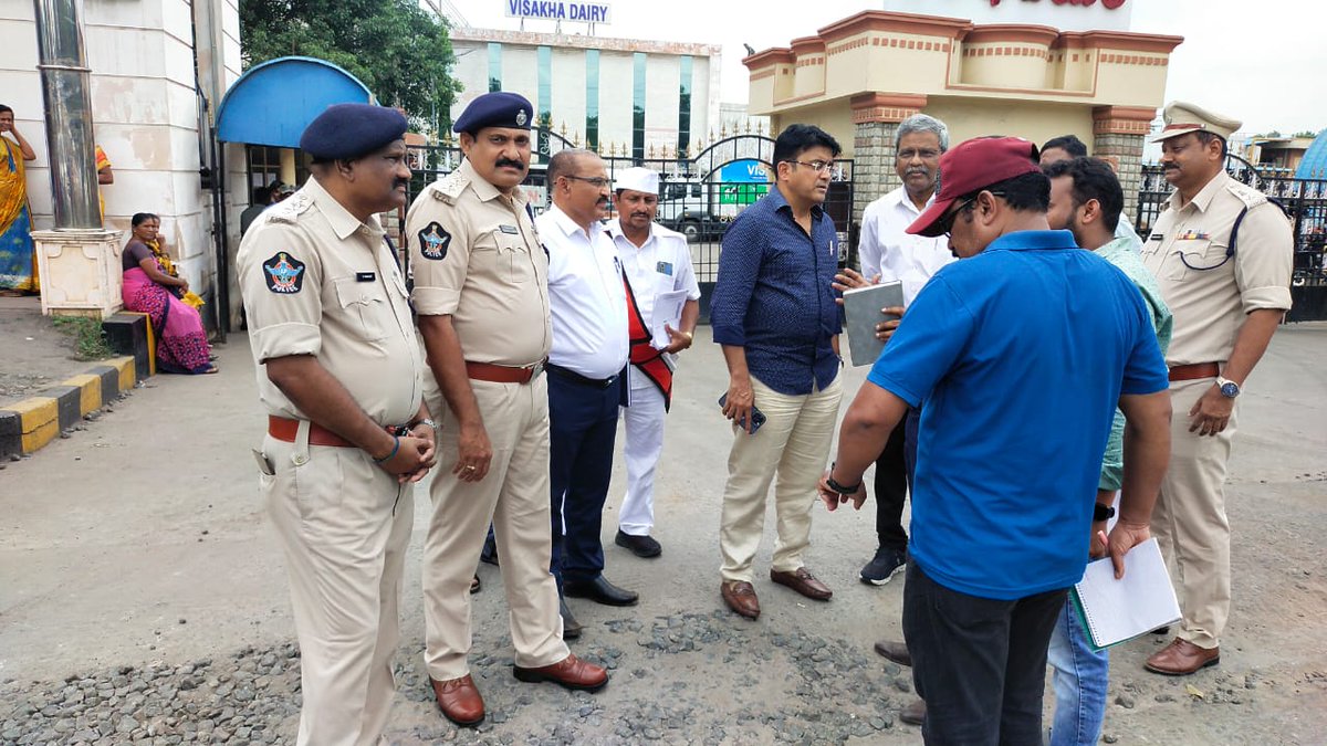 vizagcitypolice's tweet photo. CPగారు ఈ రోజు షీలానగర్‌ నుంచి అగనంపూడి వరకూ ట్రాఫిక్ రద్దీ పూర్తిగా క్రమబద్దికరించే దిశగా పలు జంక్షన్లను స్వయంగా పరిశీలించి అధికారులు, సిబ్బందితో మాట్లాడి వారికి సూచనలు చేసి, ట్రాఫిక్ ను నియంత్రించి, ప్రజలు సులభముగా వారి గమ్య స్థానాలు చేరేలా చర్యలు తీసుకోవలని తెలిపారు@APPOLICE100 https://t.co/54Xtj34evY