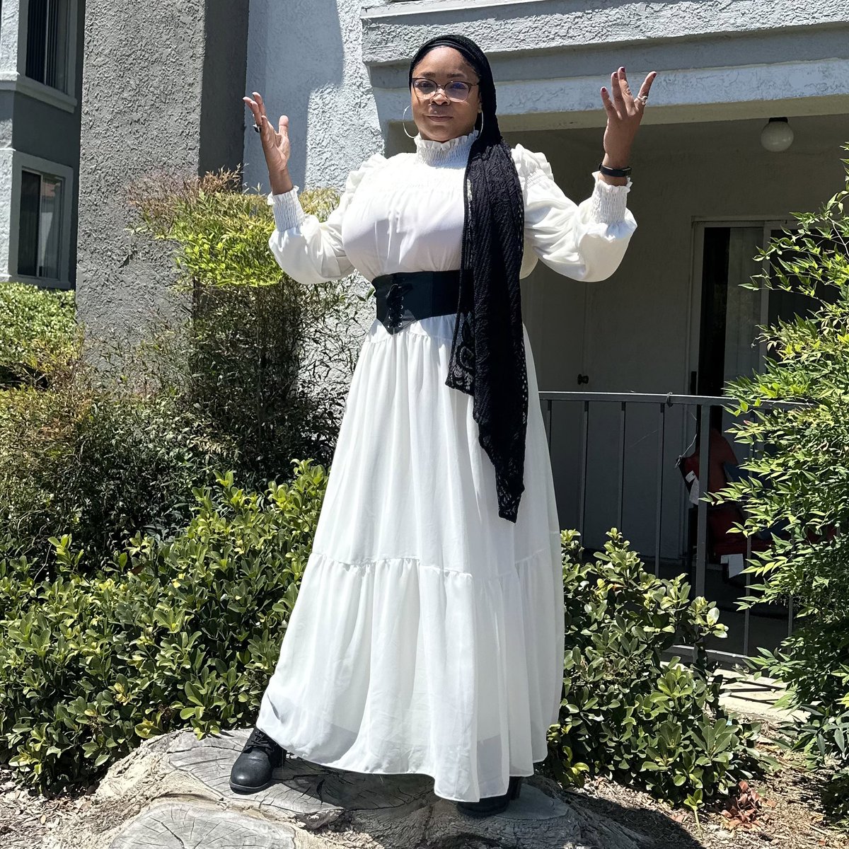 Margari_Aziza's tweet photo. Had to flex some pics from #ComicCon2023. I remixed my #WakandaForever fit with my obsession with corsetry to achieve this simple Steampunk Muslim look. #cosplay #AfroFuturism #MuslimFuturism #Sankofa #Mandalorian #Ahsoka #SalaamNerds #SalaamFandom #FreshPulp https://t.co/MN2w21sWAg