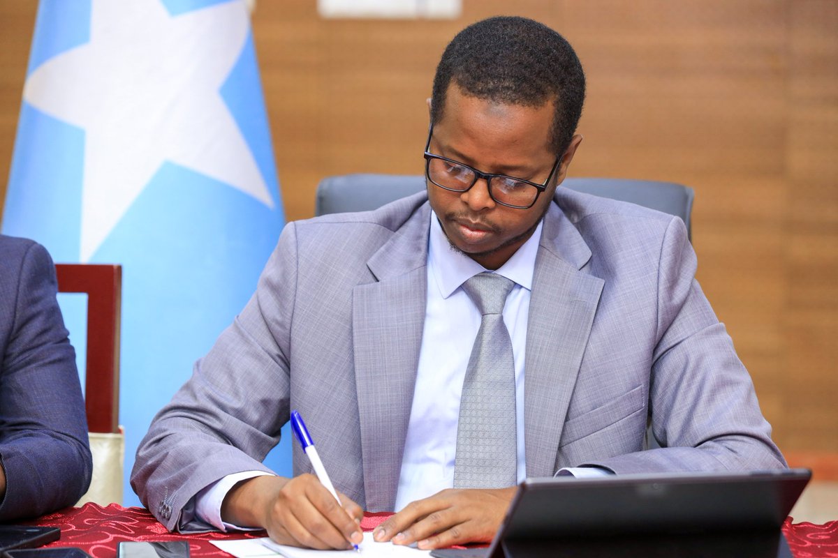 AidarusMHassan's tweet image. Excited to have chaired the LGI Act validation meeting with the Dgs of FMS! The proposal has been approved and will now move forward to the Cabinet and the Parliament. Great to see progress being made towards establishing the Local Government Institute! #MOIFAR #UNJPLG