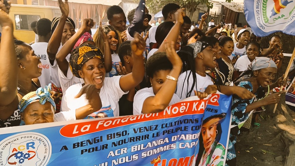 LarsenBenda's tweet photo. #Élections_2023 
Et Tshangu Dansa au Rythme de sa Reine 👑@NoelKabongo25, une des fauves du parti politik #ACR cher à l'hon @EliezerNtambwe0 a déposée sa Candidature à la Députat⁰ nat. Dans le district de la TSHANGU au rgpt #4Ac ce sam. 22/07 avec une foule Terrible. https://t.co/rDd0oqp9Pc