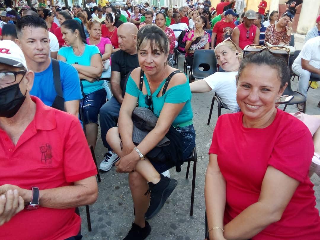 "Donde hay un educador, hay Revolución". Reconocen a la <a href="/DMECiegodeAvila/">DGEMunicipioCiegodeAvila</a> en el Acto por los #Moncada70 <a href="/SalaverVarela/">Bismark Salaber Varela</a> <a href="/CalderonPineiro/">Luis Enrique Calderón</a> <a href="/MadeleysL/">Madeleys Sánchez Llanes</a> <a href="/JHGcasanova/">julio Heriberto Gómez Casanova</a>  <a href="/IzquierdoAlons1/">Livan Izquierdo Alonso</a> <a href="/Eugeniocubano/">Eugenio González Pérez</a> <a href="/CutinoMiladys/">Miladys Causilla Cutiño</a> <a href="/SadiraHerrera/">Sadira Barbara</a>