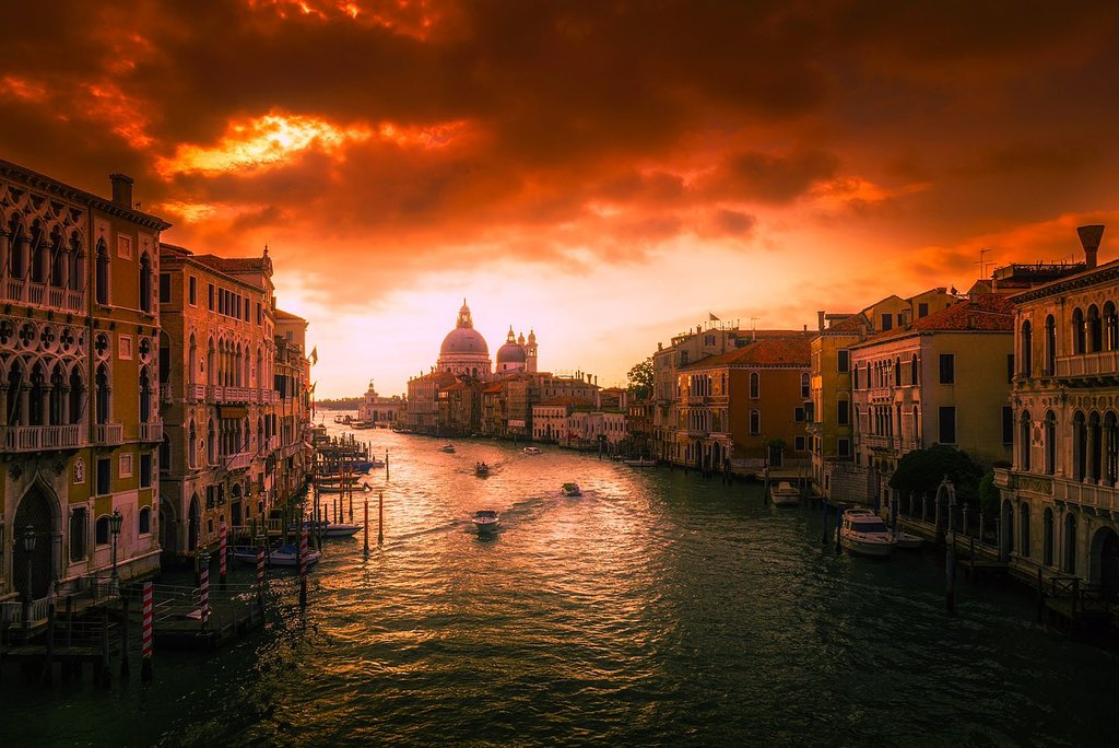 An absolutely breathtaking #sunset over the #canals of #Venice! 🚣‍♂️🌅🇮🇹

#visitveneto #travel #photography #discoveritaly