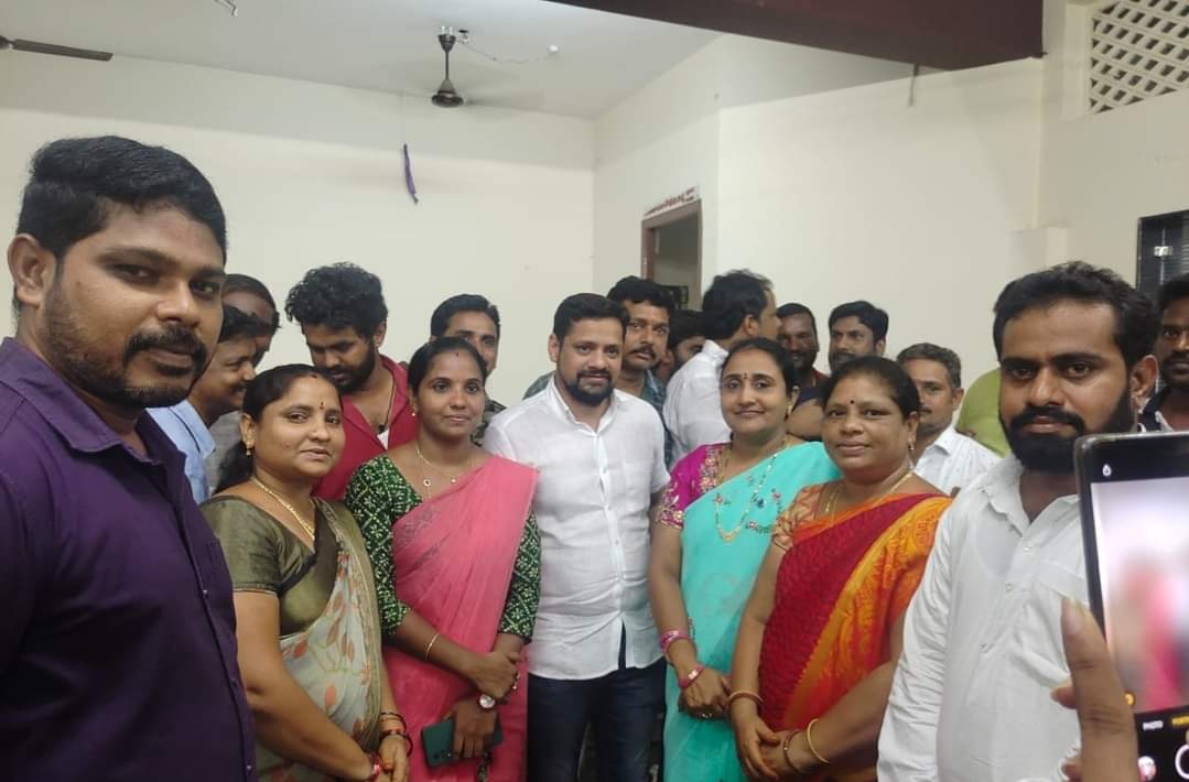 JSPWestGodavari's tweet photo. పాలకొల్లులో ప్రముఖ నిర్మాత బన్ని వాసు గారు..

ఈ నెల చివరి వారంలో పాలకొల్లు లో జరిగే వారాహి యాత్రకి సంబంధించిన పనులు దగ్గర ఉండి పర్యవేక్షిస్తారు. పాలకొల్లు బాధ్యతలతో పాటు పార్టీ కార్యక్రమాల నిర్వహణలో కీలక పదవి కి ఒకే చెప్పినట్టు సమాచారం.

#Janasenaparty @PawanKalyan https://t.co/xK5TrhjCrw