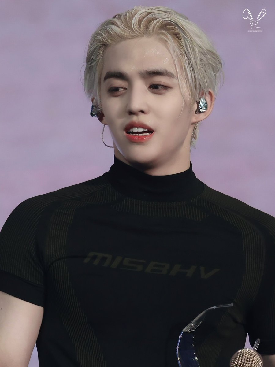 juncheolthinker's tweet photo. seungcheol looks so fine https://t.co/7x2Wi1FlxC