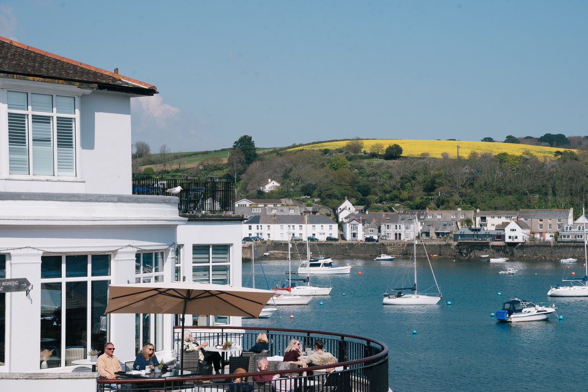 Saturday on the terrace looks a bit like this 🍸🌞 Who's joining us? Discover more about our bar -> bit.ly/3IEo6K5 Featuring a tasty @tarquinsgin #Falmouth #Saturday #Cornwall