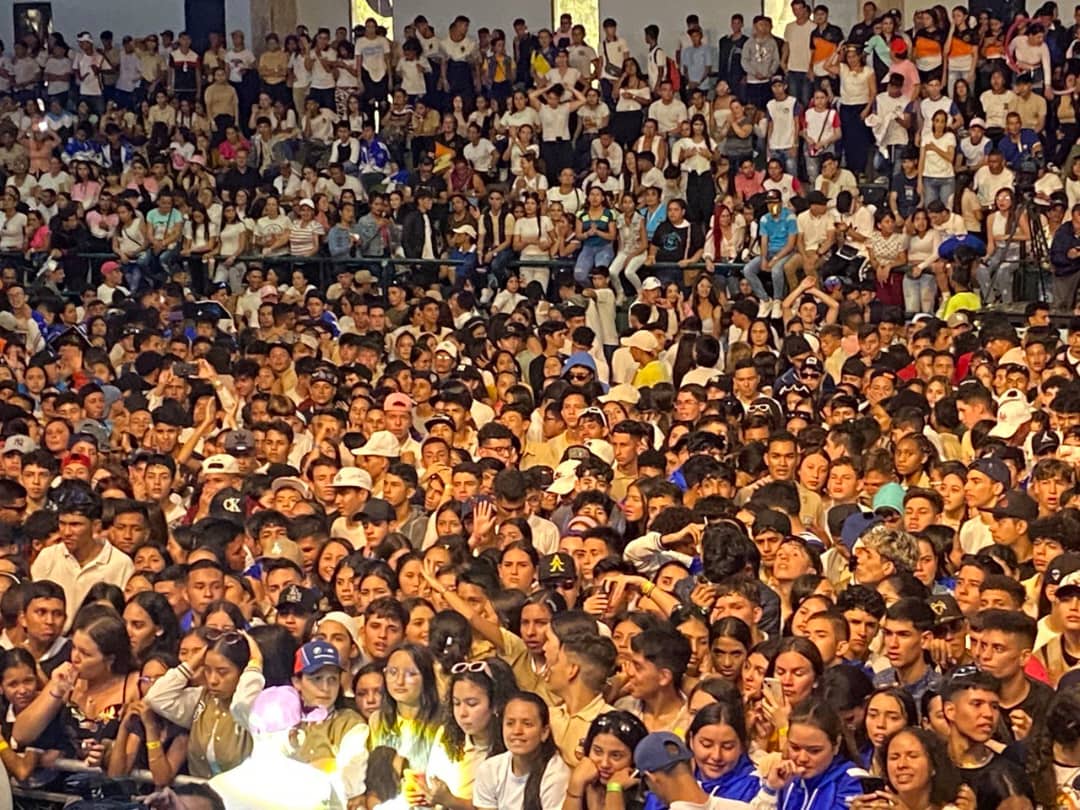 NicolasMaduro's tweet photo. ¡Increíble! Así fue la travesía musical que vivieron nuestros muchachos y muchachas en el Estado Mérida. "La Ruta Live del Bachiller", ha sido sin duda el mejor regalo de graduación. ¡Alegría y felicidad! https://t.co/m5AEzFTY6S