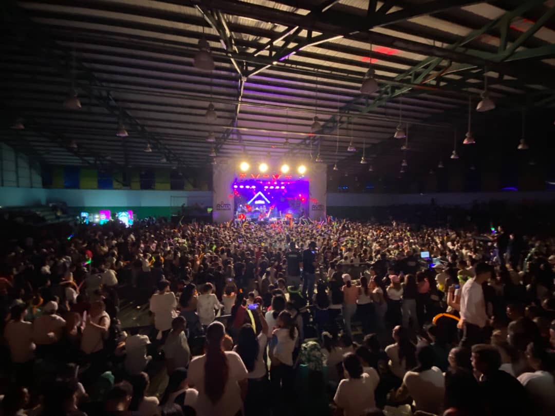 NicolasMaduro's tweet photo. ¡Increíble! Así fue la travesía musical que vivieron nuestros muchachos y muchachas en el Estado Mérida. "La Ruta Live del Bachiller", ha sido sin duda el mejor regalo de graduación. ¡Alegría y felicidad! https://t.co/m5AEzFTY6S