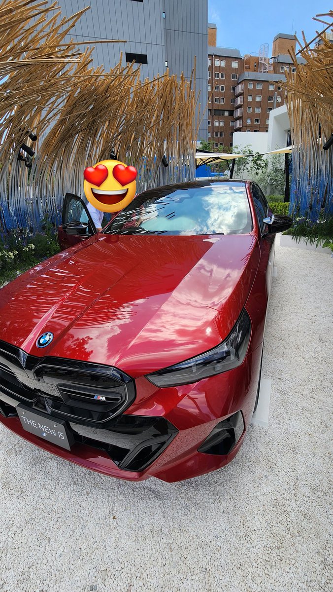 nya800's tweet photo. 実車見てきたがカッコよすぎた、、、

 #BMW
 #新型5シリーズ
 #i5 https://t.co/nOcV6PLPfm