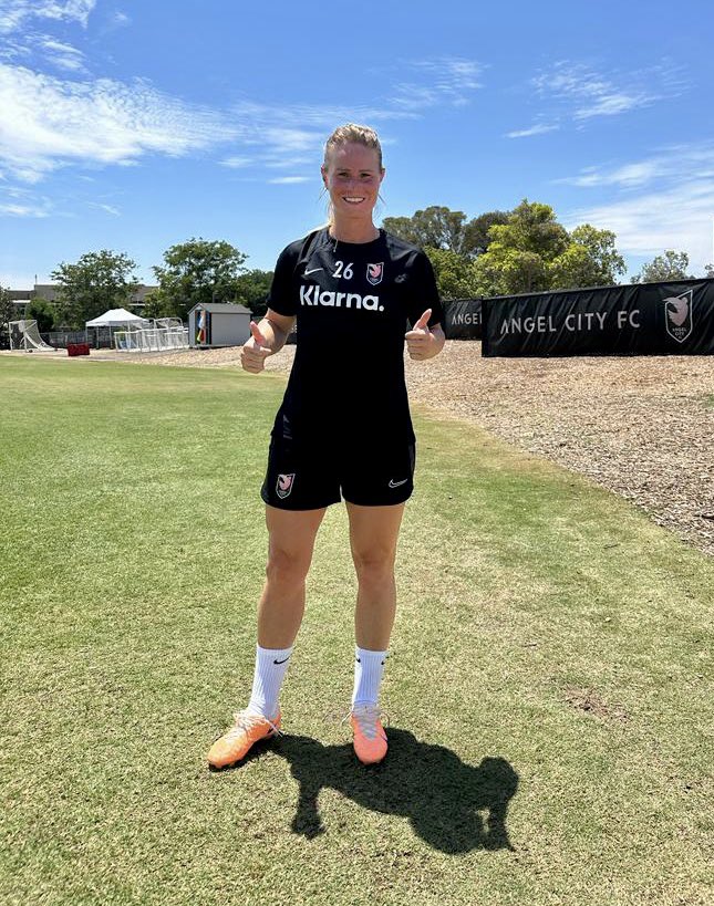 Entraînement ✅ sous mes nouvelles couleurs de  <a href="/weareangelcity/">Angel City FC</a>  #AngelCityFC 

Par contre, mon visage aussi est aux couleurs de la température locale  🌡️🥵😂