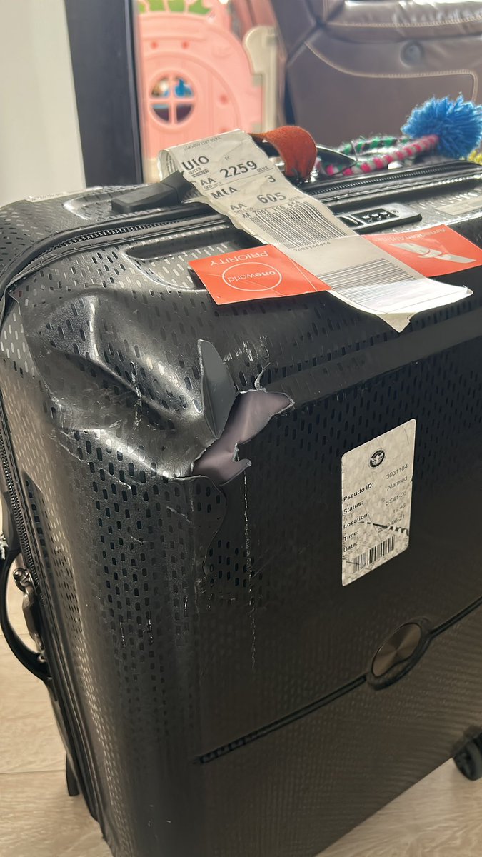 jcfegan's tweet photo. Hace una semana llegue de NY por @AmericanAir y mi maleta llegó así, reclame y me dijeron que no podían hacer nada si la maleta costó mas de $200, es el colmo y más si por viajar tienes categoría Platinum https://t.co/mOx5W7SpVk