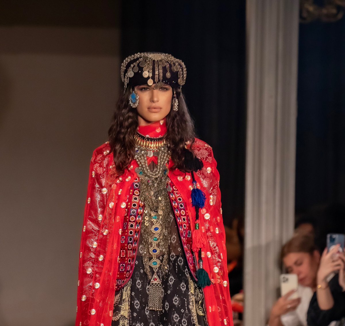 LaraDizeyee's tweet photo. She carried beauty with grace and took the world by storm. 

Paris Collection by Lara Dizeyee, ⅃D Design.

#kurdisran #couture #culture #pfw #paris #fashionweek #hautecouture #dizeyee https://t.co/twiYTsLlef