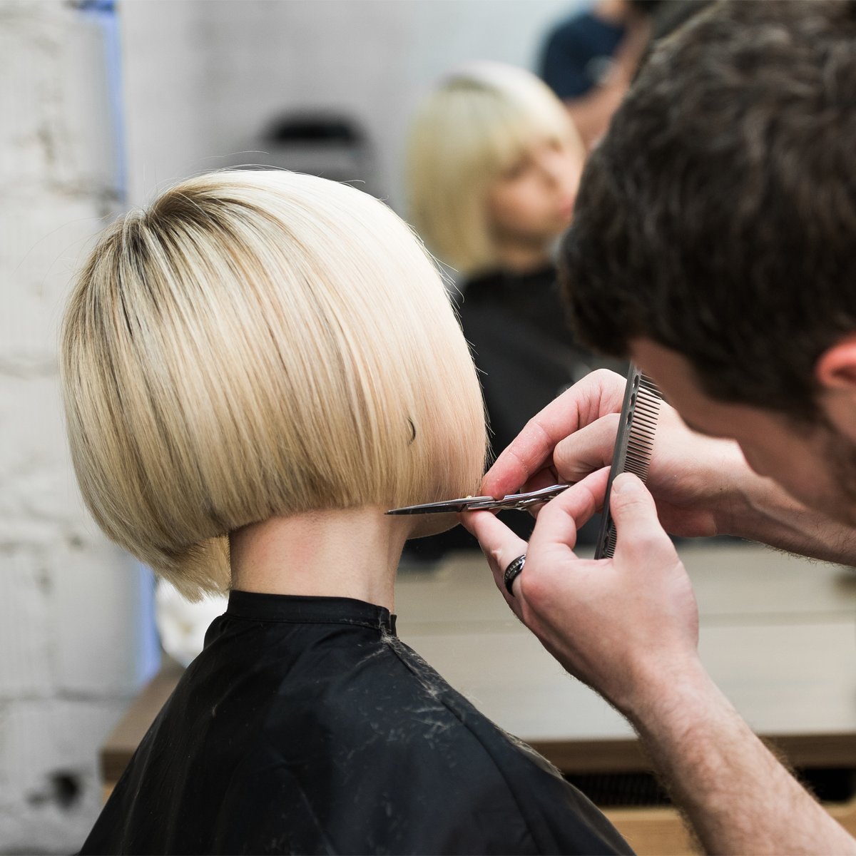 BeautyDistrictS's tweet image. If you're looking to mix up your style for the warmer months, we got you boo! Whether it's a bold chop or a bright, icy highlight, we'll find the right salon and #StylePro for you here at the #BeautyDistrict! #SummerStyles #BeautyTransformations