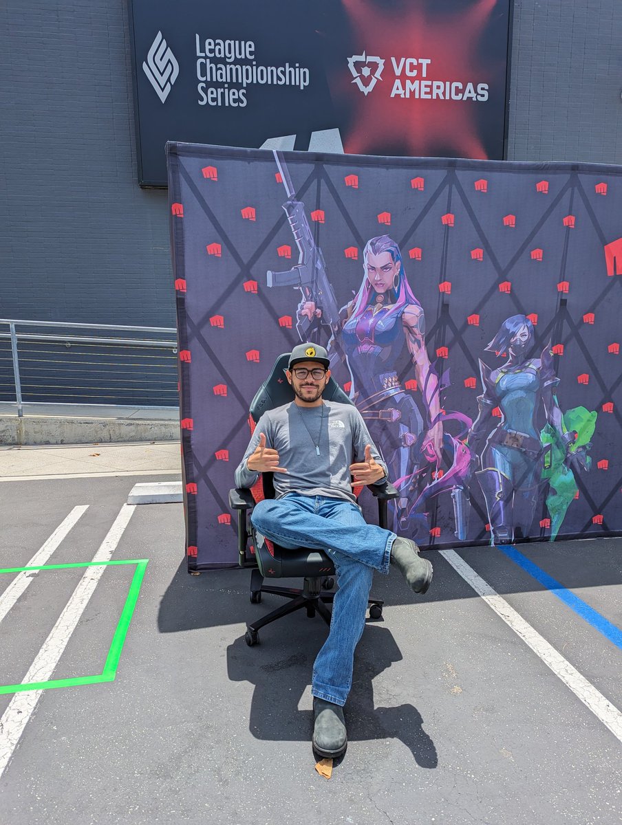 jparimar's tweet photo. @valorantesports_na @valesports_na @secretlabchairs  help me win this chair so my fiancé will let me put it in our living room!!! 😬🙏
#GoLatam 🇲🇽 https://t.co/S0rgvN0MSJ