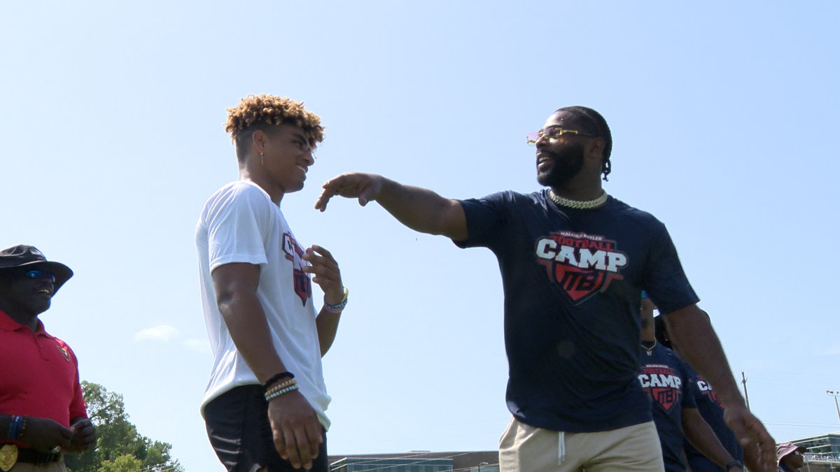 Vicksburg  native, Super Bowl Champ and 7 year NFL pro Malcolm Butler was back at  Vicksburg HS today holding his annual free football camp. More on Butler  being back in Gator country tonight at 6 and 10 on 16WAPT https://t.co/BZBNgyBaYv