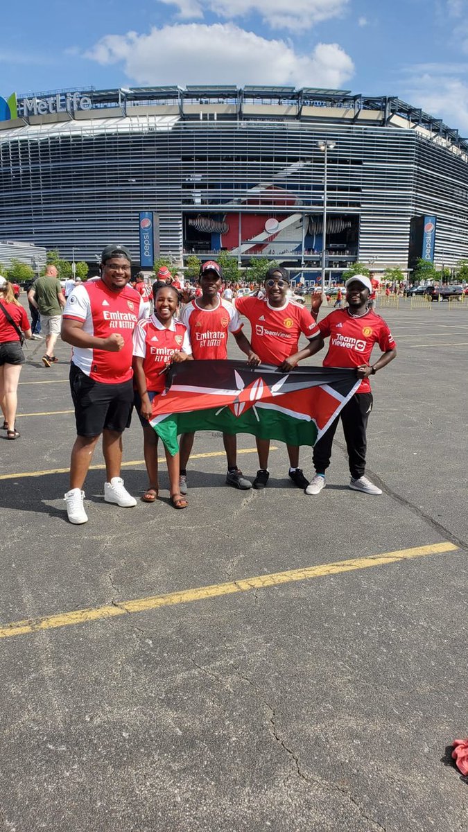 Falcons @bgsu flying the Kenyan Flag high @MetLifeStadium, New Jersey! catching the live action, what a night! @IamPaulOtieno @aliciouswinnick @calebiansi @ManUtd @ArsenalAcademy The two teams are meeting for the first time in the USA in History! @JairoB91584609 #MUTOUR23