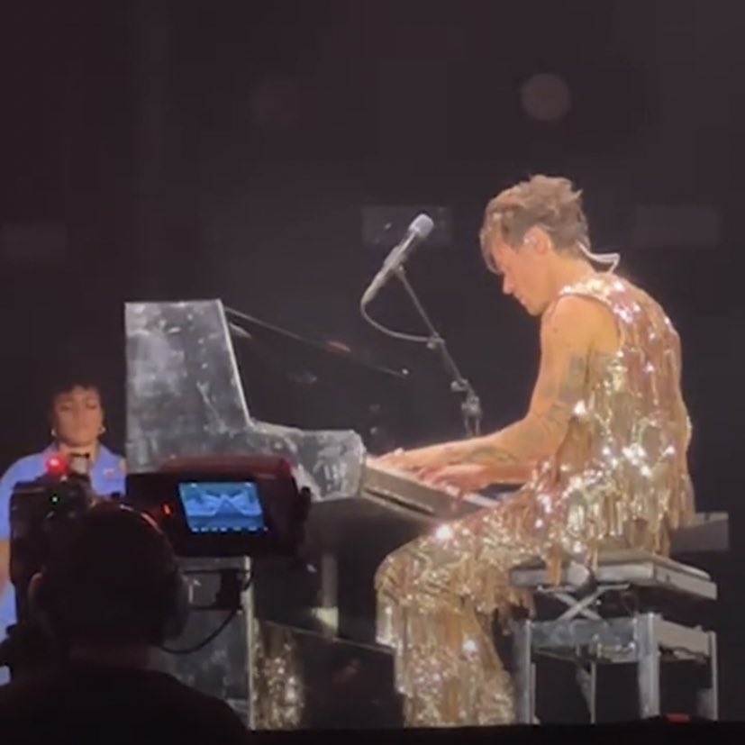nickrry94's tweet photo. MANO O HARRY TOCANDO NO PIANO UMA MUSICA NOVA Q ELE FEZ SO PRA ESSE SHOW https://t.co/rXSQ9Fj2c6