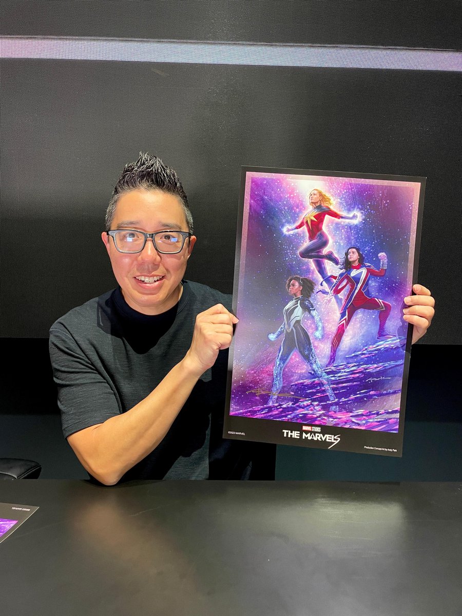 💫 @andyparkart, @MarvelStudios' Director of Visual Development, signed his illustrated Marvel Studios' #TheMarvels exclusive poster for #MarvelSDCC!