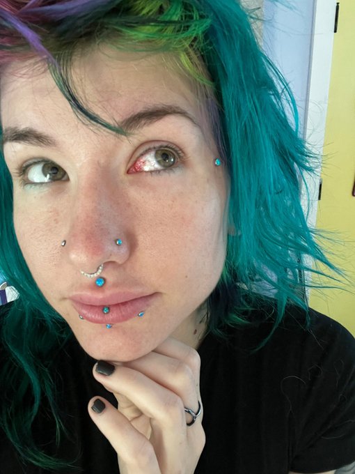 He told me I had beautiful eyes and I said thanks for the cumpliment https://t.co/6CCq270Gx7