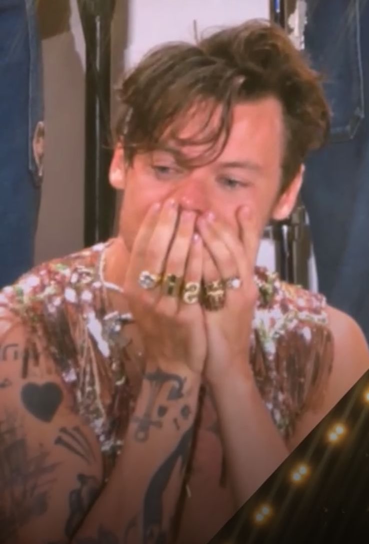 bestharrysbr's tweet image. Reação de Harry na #LoveOnTourReggioEmilia ❤️‍🩹🥹