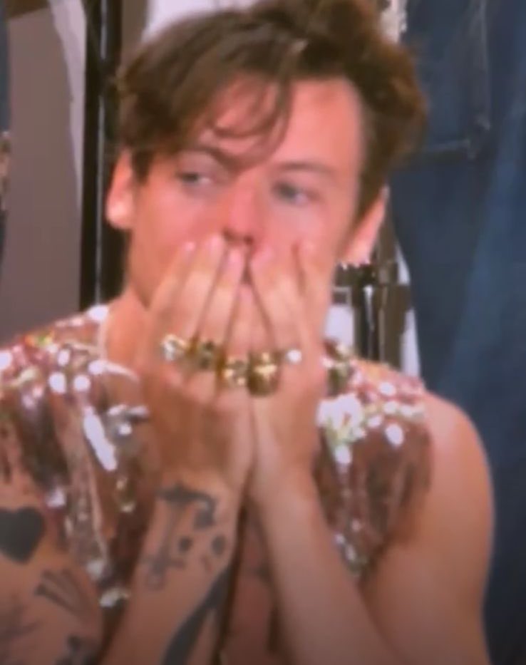 bestharrysbr's tweet image. Reação de Harry na #LoveOnTourReggioEmilia ❤️‍🩹🥹