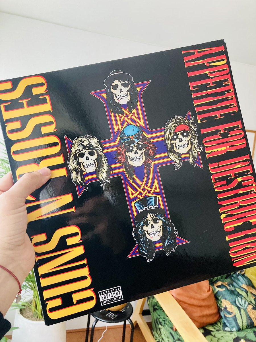 Este vinilo fue un regalo de Nicolás Aguía, uno de los genios musicales más talentosos que conozco. Hoy gracias a él celebro los 36 años del #appetitefordestruction mientras lo reproduzco en el tocadiscos. 
#gunsnroses #heavymetal #80s #rockmusic