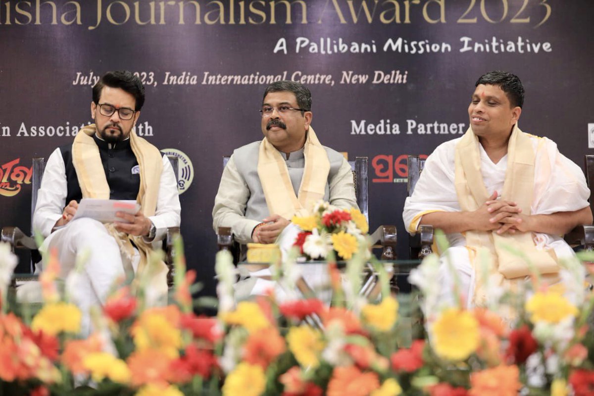 Ach_Balkrishna's tweet photo. उड़ीसा के प्रतिष्ठित Pallibani मिशन द्वारा आयोजित सम्मान समारोह में पत्रकार बंधुओं को दिल्ली में सम्मानित करने का अवसर प्राप्त हुआ। पत्रकारिता ही वह स्तंभ है जिससे हम लोगों को सूचनाओं के आदान-प्रदान के साथ ही अपने सांस्कृतिक गौरव और वैभवशाली अतीत को भी पह��ंचा सकते हैं। यह आयोजन Pallibani संस्थान के श्री राम चंद्र नाथ जी ने किया। इस अवसर पर भारत सरकार में शिक्षा तथा कौशल विकास और उद्यमशीलता कैबिनेट मंत्री माननीय श्री धर्मेंद्र प्रधान जी, माननीय श्री अनुराग सिंह ठाकुर, केंद्रीय सूचना और प्रसारण और युवा कार्यक्रम और खेल मंत्री, वरिष्ठ पत्रकार सुश्री प्रिया सहगल जी भी उपस्थित थे।