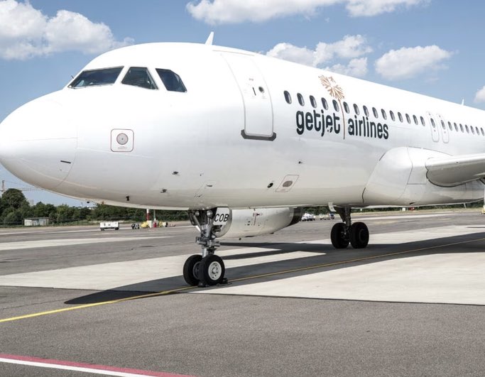 Gate7aviation's tweet photo. La compagnie lituanienne GetJet reçoit son 1er Airbus A321 élargissant ses capacités AMCI et porte sa flotte à 11 appareils. Aménagée en classe unique , la cabine peut accueillir 220 passagers. #GetJet #aviation #A321 https://t.co/54KVSogfA3