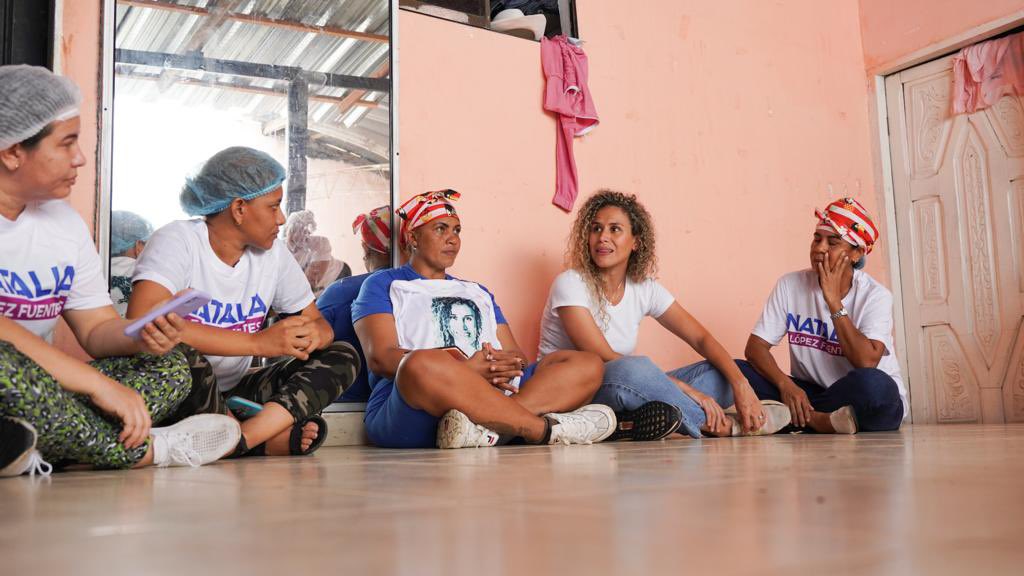 nlopezfuentes's tweet photo. ¡Qué energía tan bacana me transmiten las mujeres guerreras del barrio Santander!💜💙

Trabajan unidas, disfrutan la vida, venden unos tamales espectaculares y generan ingresos para sus familias. ¡Son unas barracas! https://t.co/PzEde8PQv5