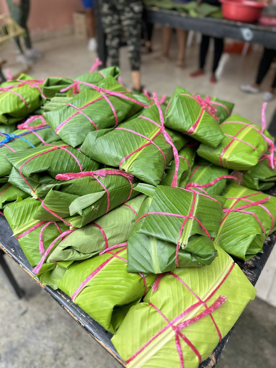 nlopezfuentes's tweet photo. ¡Qué energía tan bacana me transmiten las mujeres guerreras del barrio Santander!💜💙

Trabajan unidas, disfrutan la vida, venden unos tamales espectaculares y generan ingresos para sus familias. ¡Son unas barracas! https://t.co/PzEde8PQv5