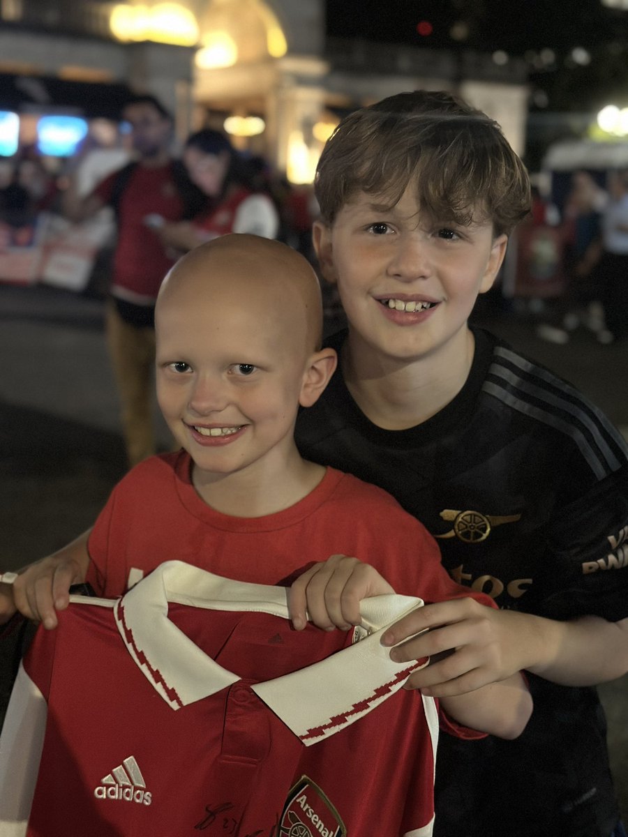 amylawrence71's tweet photo. @arsenalamerica @GoonerInDetroit A couple of moments later, another kid came past, whose chances of a gift like that were less common. The first kid lives near The Emirates. So he passed it on. https://t.co/l3XfFUdOVR