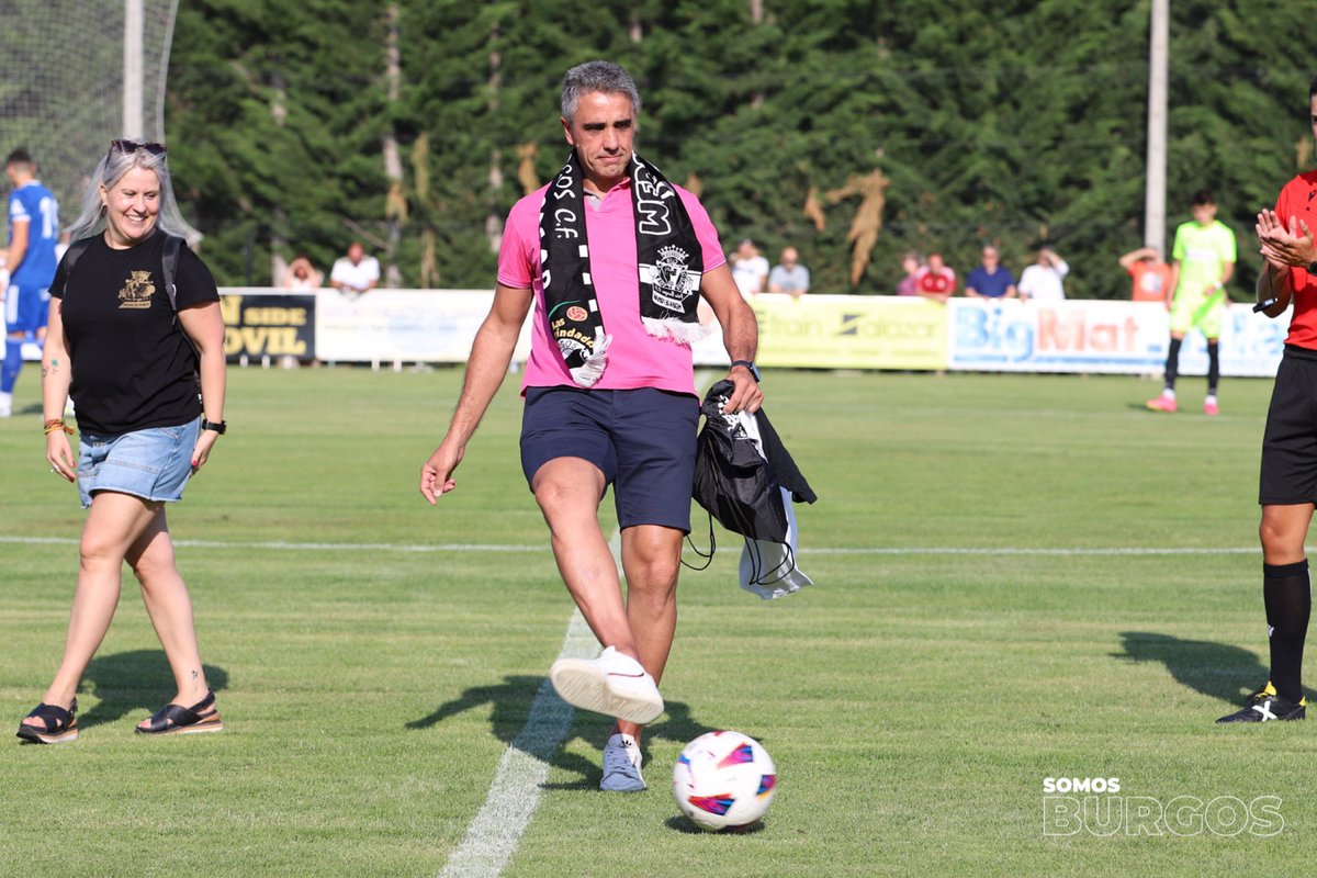 Burgos_CF's tweet image. Lucio Arnáiz, jugador del Burgos CF en la década de los 90 y leyenda blanquinegra, realizó el saque de honor en el Jesús María Pereda bajo una sonora ovación. 

Gran detalle de nuestra Peña Burgos CF Medina de Pomar en reconocimiento a su defensa de nuestros colores.