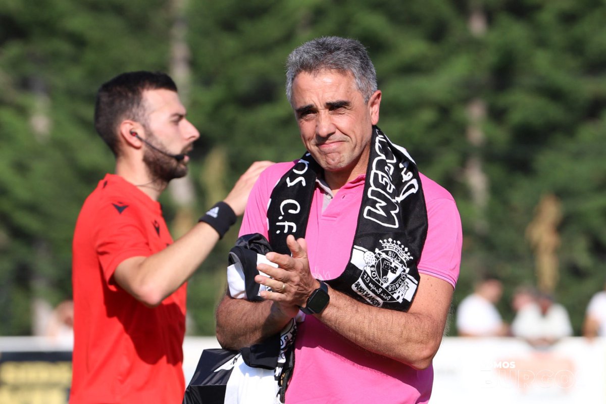 Burgos_CF's tweet image. Lucio Arnáiz, jugador del Burgos CF en la década de los 90 y leyenda blanquinegra, realizó el saque de honor en el Jesús María Pereda bajo una sonora ovación. 

Gran detalle de nuestra Peña Burgos CF Medina de Pomar en reconocimiento a su defensa de nuestros colores.